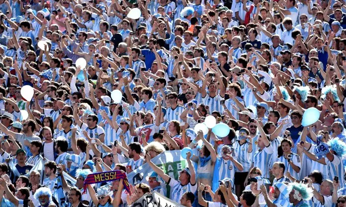 futbol-mundial-cancion-hinchada-argentina-brasil-decime-que-se-siente-tener-casa-tu-papa-n143649-696x418-98693