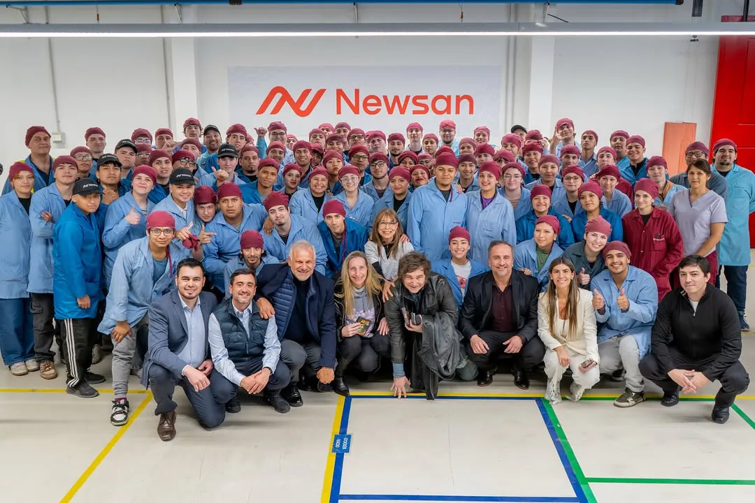 Hoy recibimos la visita del Presidente de la Nación, Javier Milei, quien recorrió nuestras plant (1)