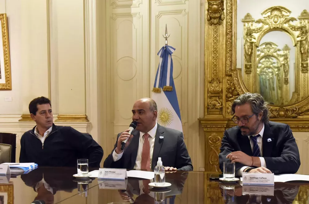 en-la-casa-rosada-manzur-junto-ministros-de-pedro-cafiero-foto-twitter-juanmanzurok-944005-101705
